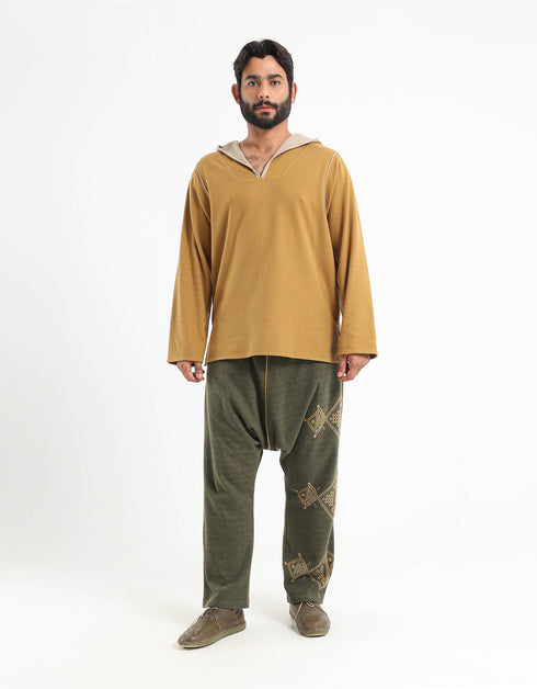 Hooded sweater with long sleeves